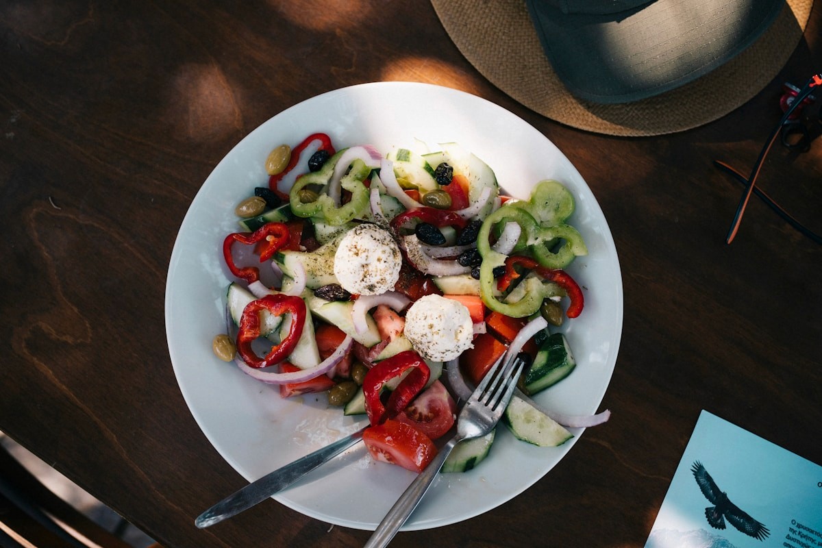 A Mediterranean-style plate of tomatoes, peppers, cucumber, olives, and cheese, an eating pattern linked to steadier mood