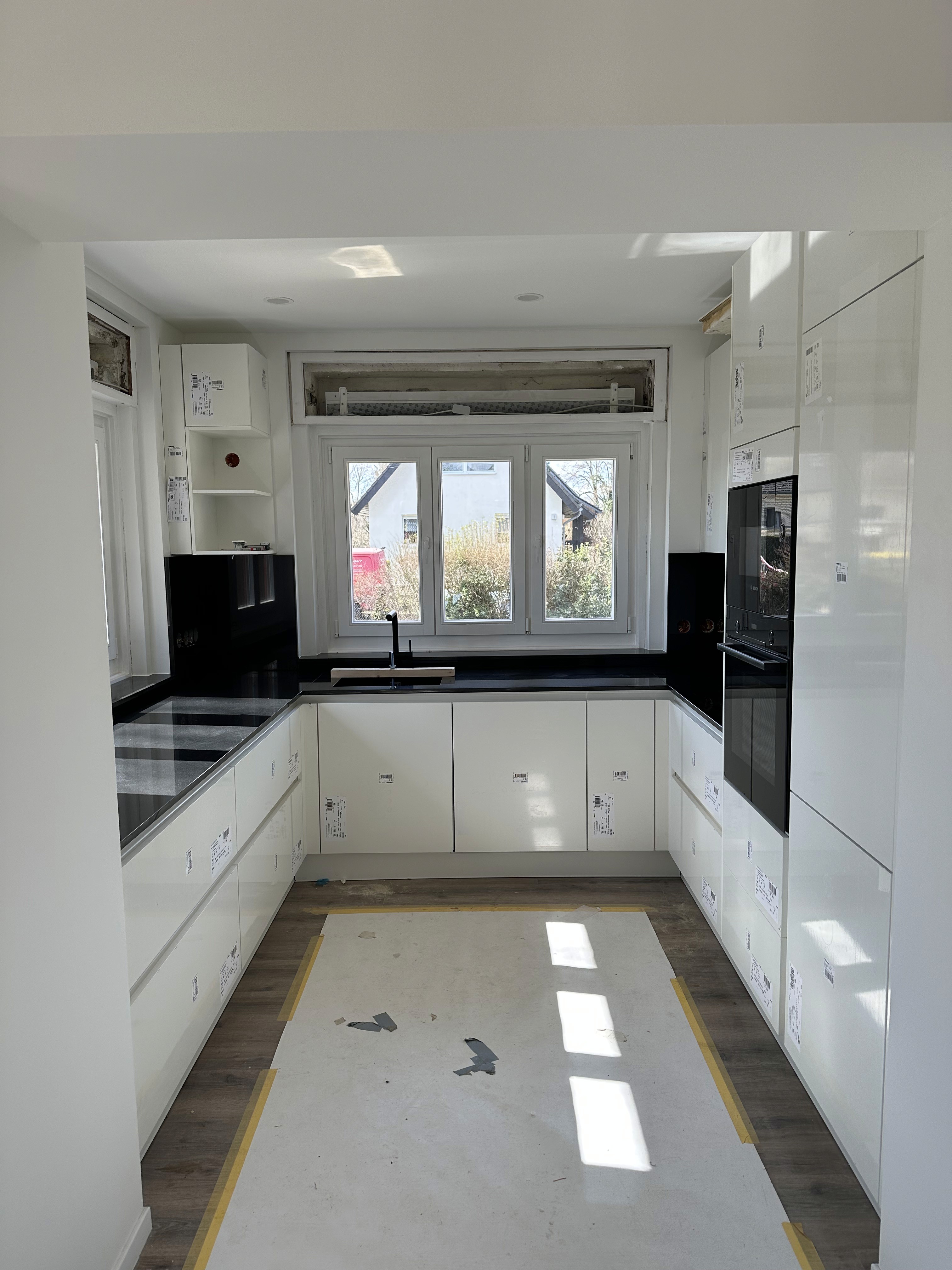 Moderne Küche mit durchgehender Verde Picasso Granitfläche