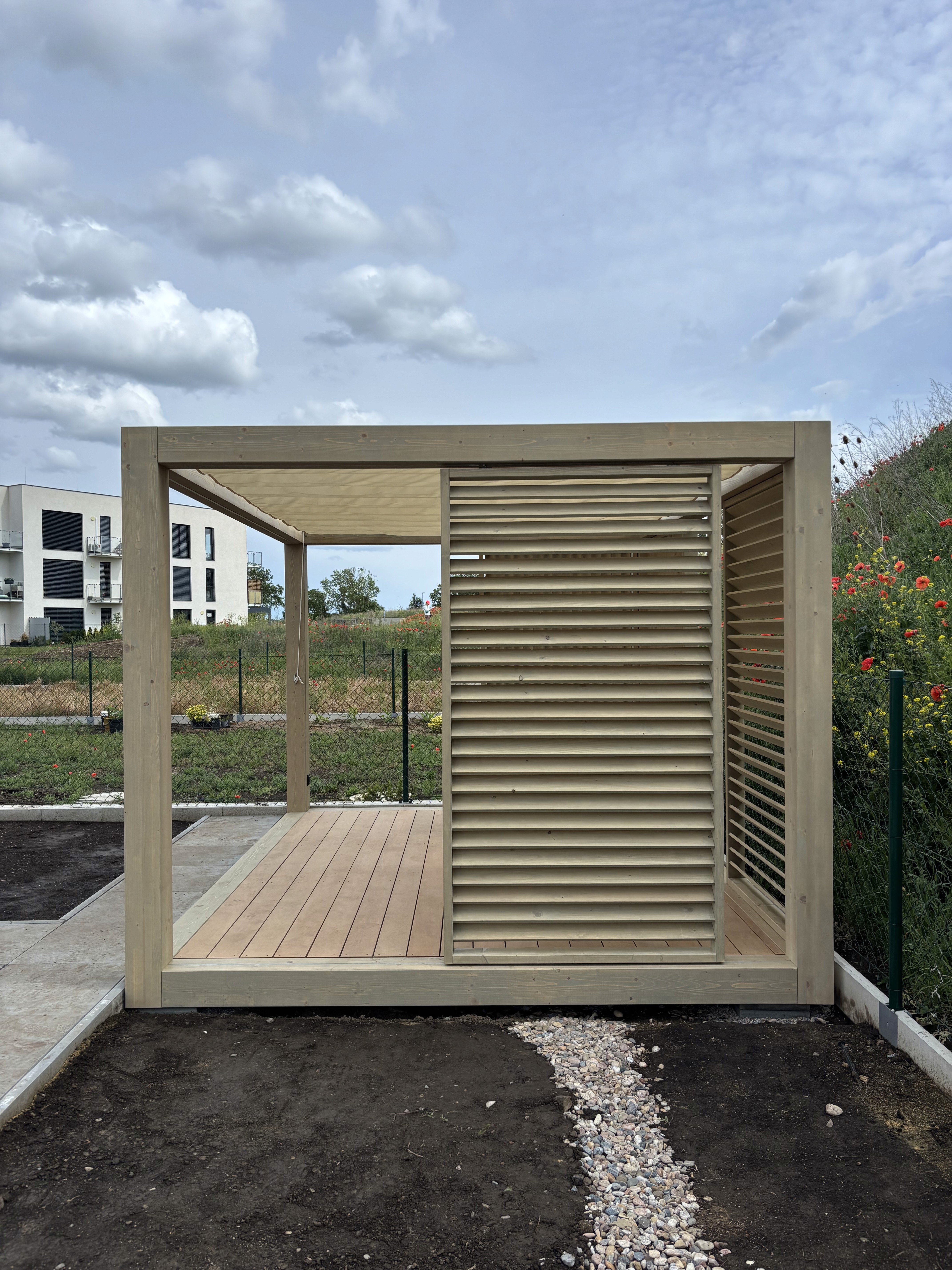 Moderní zahradní pergola TerraBlock – přírodní dřevo, stylová terasa