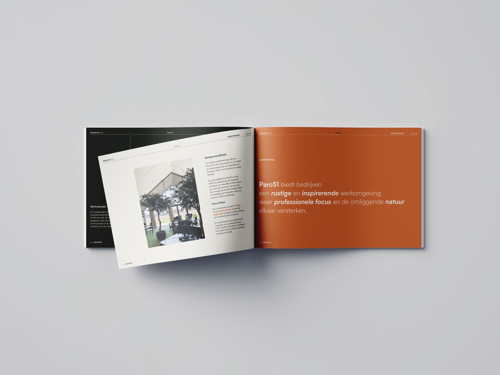 Een minimalistisch, opengeslagen magazine op een grijze achtergrond. De linkerpagina toont een foto van een kantoorinterieur met bomen binnen, en de rechterpagina bevat tekstblokken over de visie van Parc51 op een oranje achtergrond.