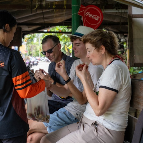 品嚐當地美食。