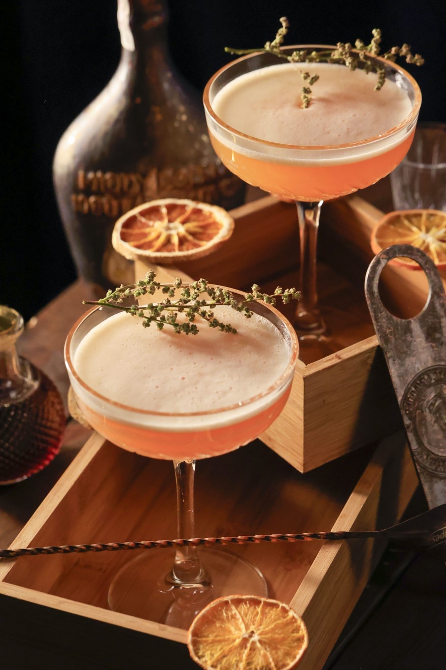 elegancki koktajl przygotowywany przez barmana na wesele przy pomocy sitka