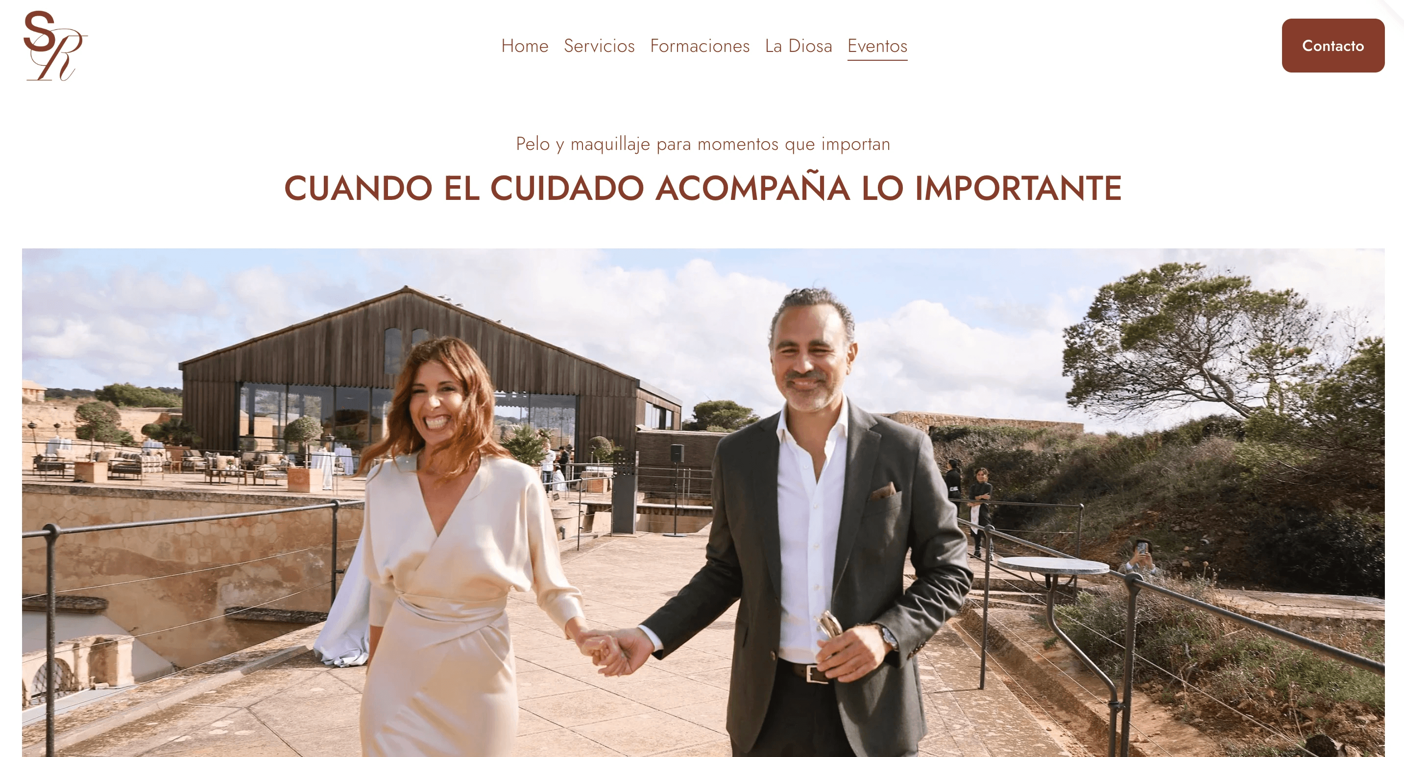 Screenshot of the "Events" page for Soledad Rebollar, a hair and makeup business. The page features the heading "Cuando el cuidado acompaña lo importante" above a photo of a happy couple in elegant attire walking hand-in-hand at an outdoor event venue.