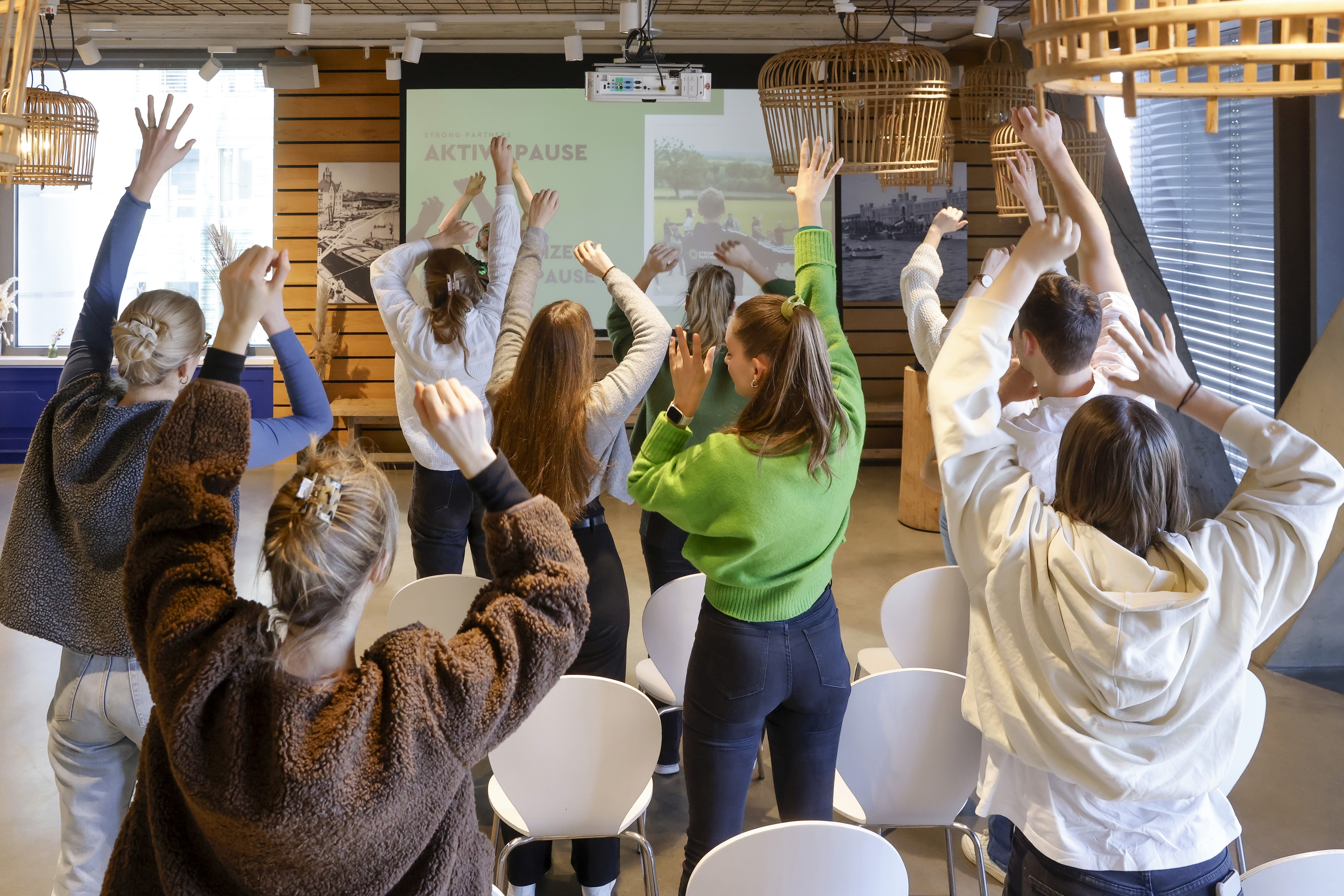 Bewegte Pause durchgeführt von Strong Partners im Kontext betrieblicher Arbeitsvorsorge