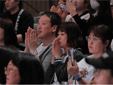 選手の活躍を見守る観客