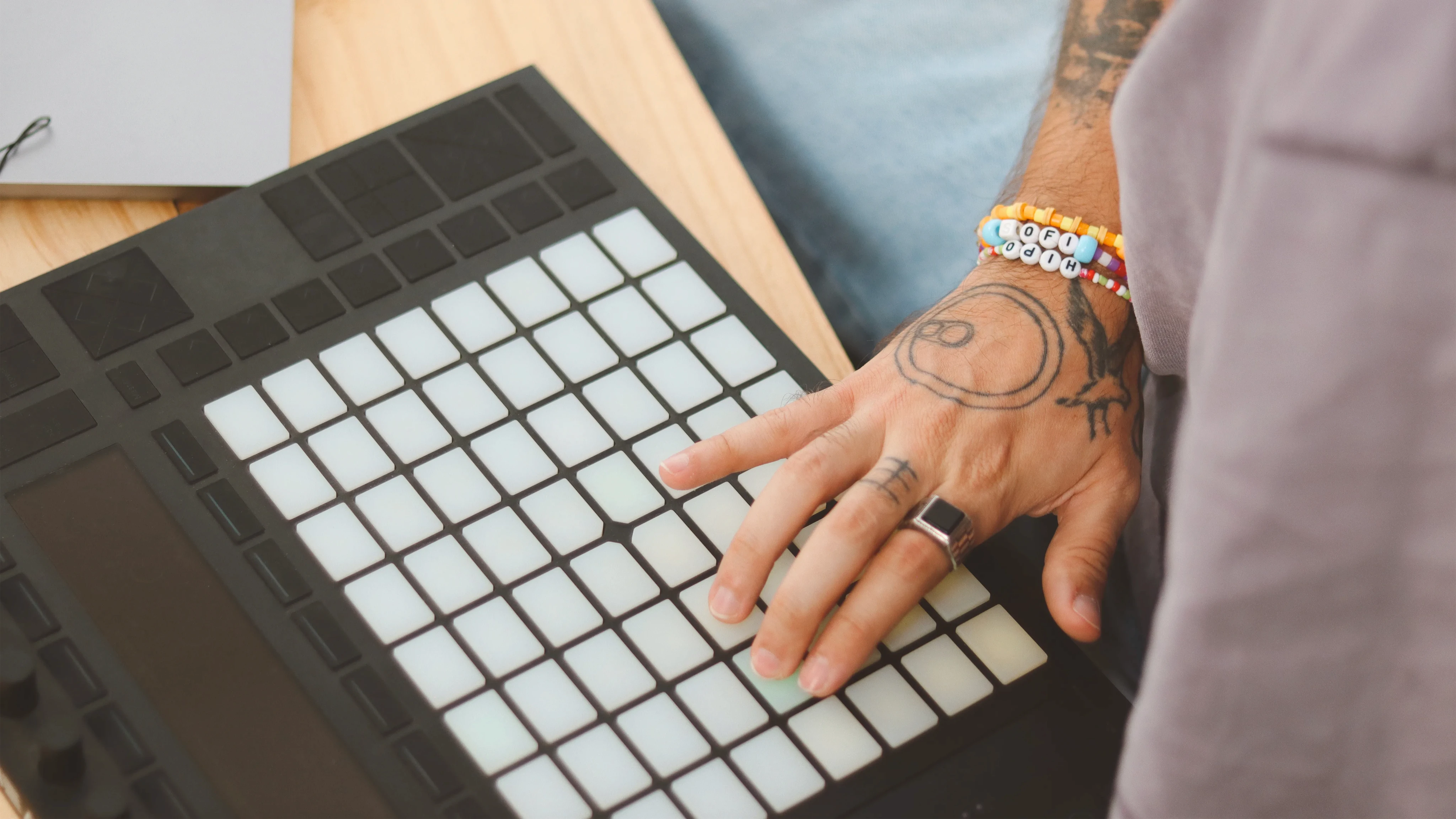 Detalle de manos manipulando controlador Ableton Push