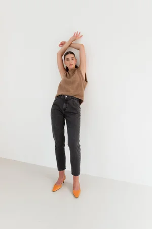 Dans le lookbook de la marque Danoise Another Aspect, le mannequin porte un costume gris et une chemise blanche