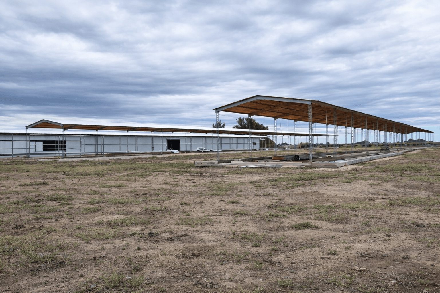 Galpones metálicos industriales con estructura de acero construidos en Entre Ríos para uso productivo.
