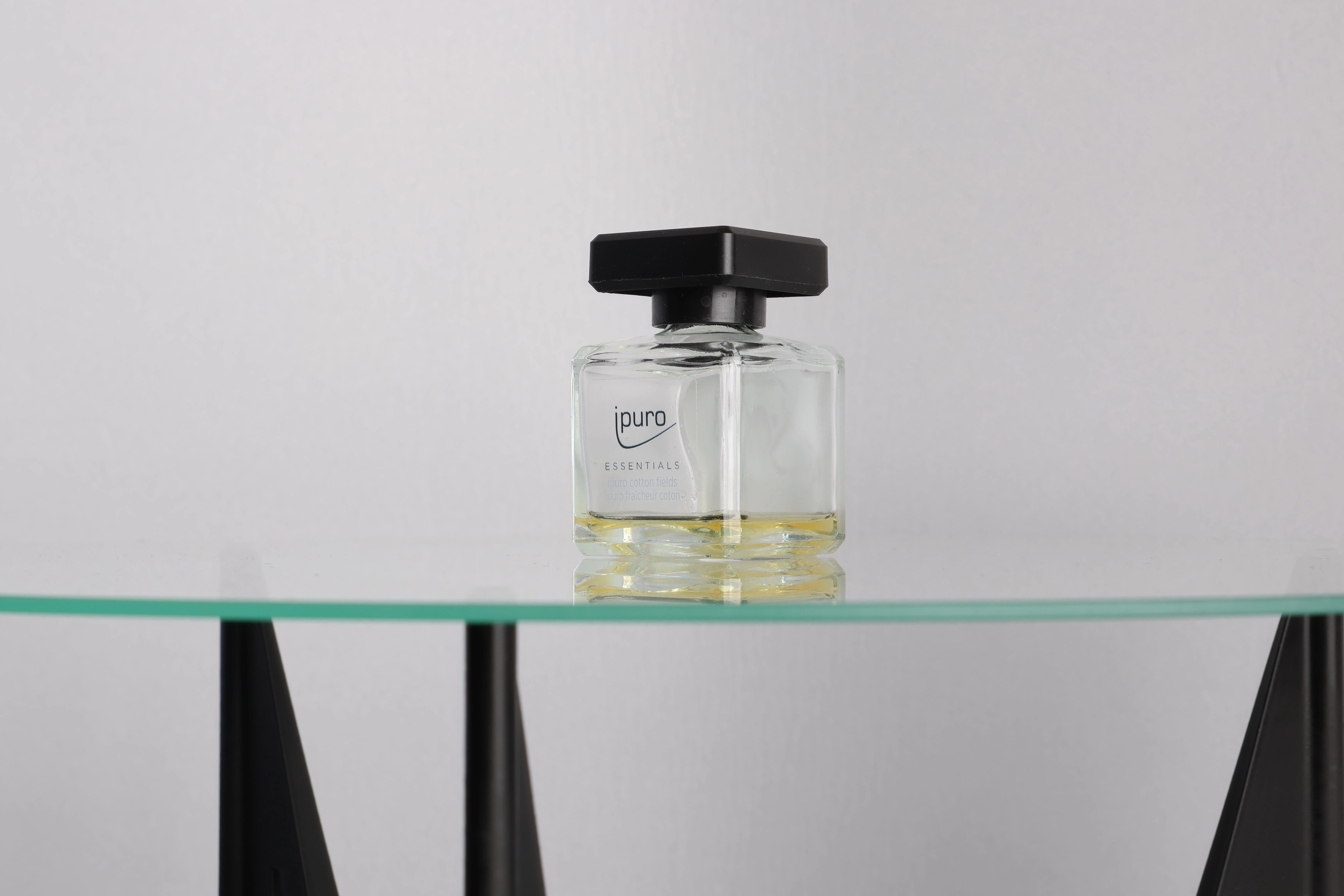 Glass diffuser bottle placed on the Momentum's glass plate, being captured in 360° photography.
