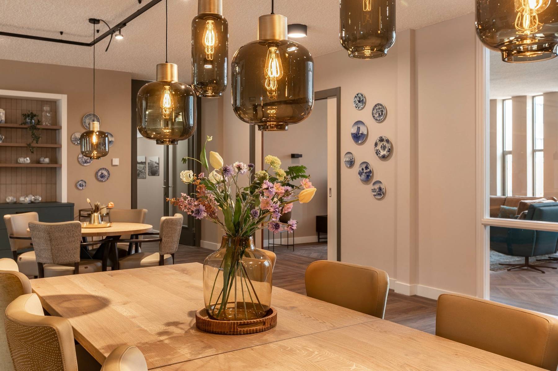 woonkeuken villa vijfsluizen met delfs blauwe bordjes aan de muur