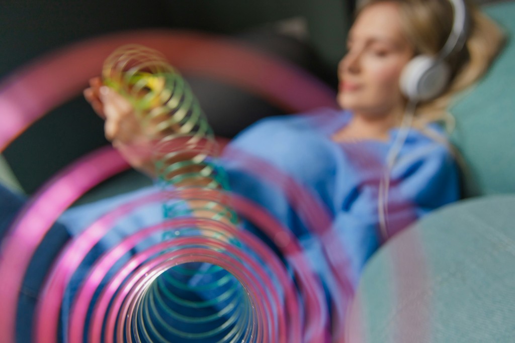 En pojke i skolan tittar på tavlan