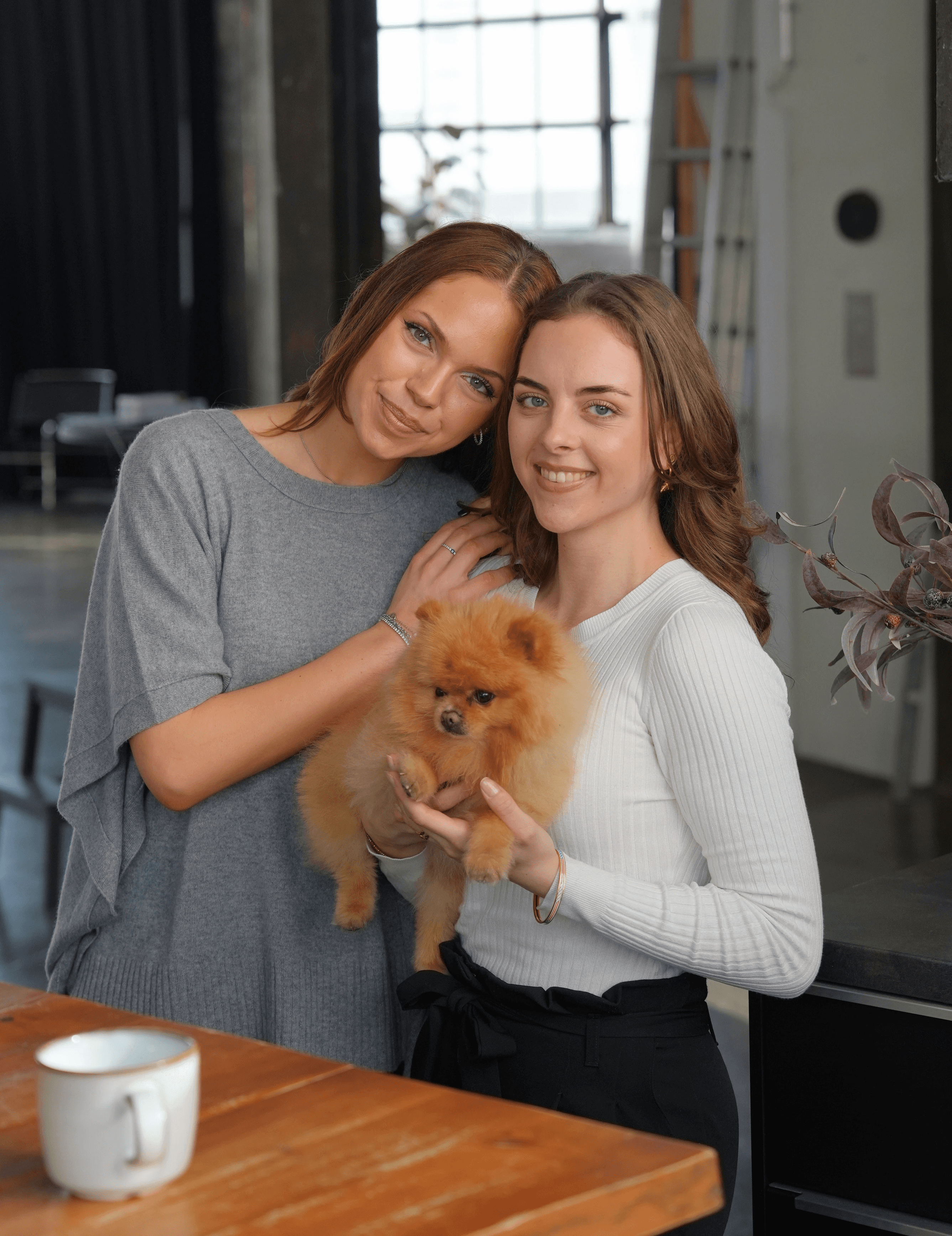 Zwei lachende Frauen mit Hund - reitix Hausverwaltung Team