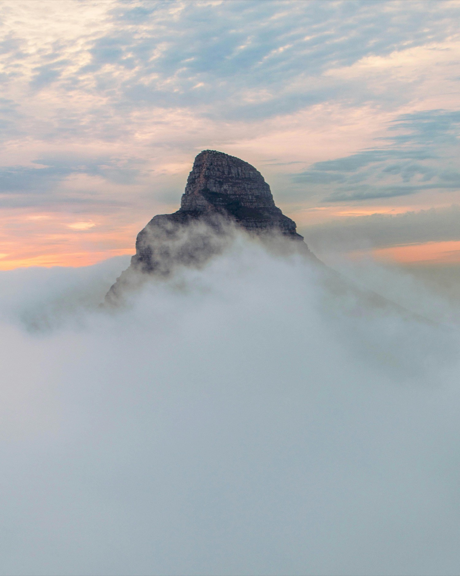Foto van een hoge berg met mist