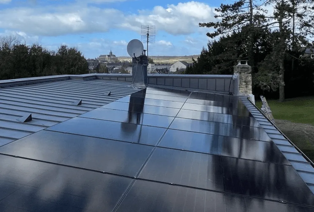 Photo d'un toit d’une maison à Eu équipée de panneaux photovoltaïques dont l'installation a été faite par Solarock.