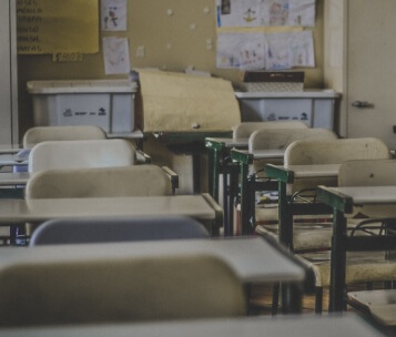 sala de aula sem alunos com evasão escolar