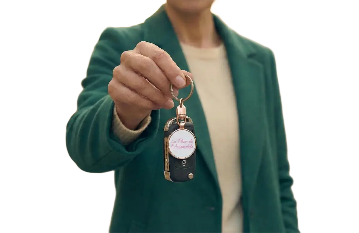 Une vendeuse de véhicule remettant ses clés à La Fleur de l'Automobile.