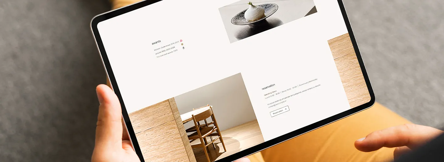 레스토랑 소개와 예약 기능이 구성된 웹페이지를 태블릿에서 확인하는 장면