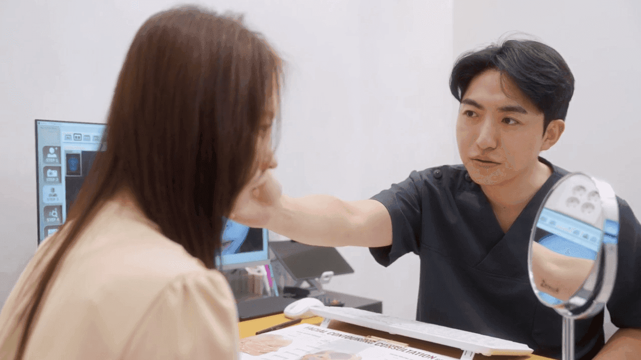 醫師檢查患者臉頰疤痕 | 弘大 美麗石皮膚科