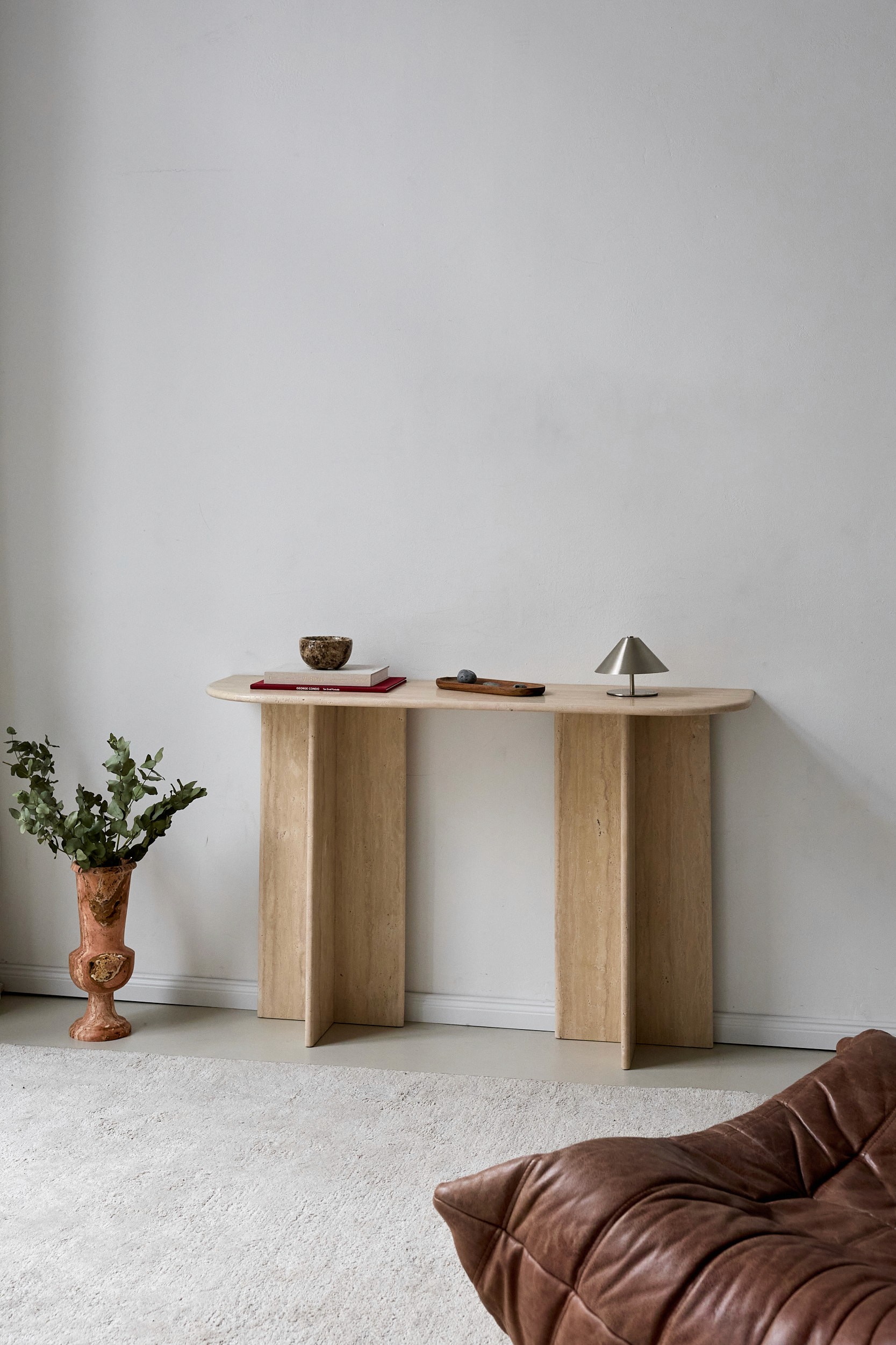 Moderner Travertin Konsolentisch aus Naturstein im minimalistischen Wohnzimmer