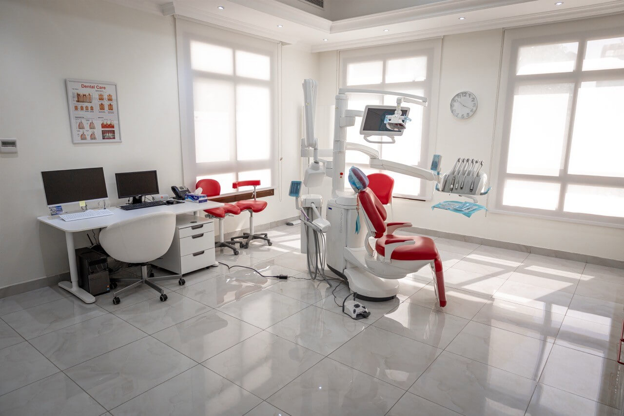Clean, modern dental clinic in Abu Dhabi equipped for Invisalign, veneers, and root canal treatments.