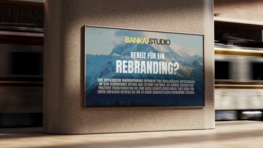 Ein großes Plakat an der U-Bahn mit der Aufrischt "Bereit für ein Rebranding?"