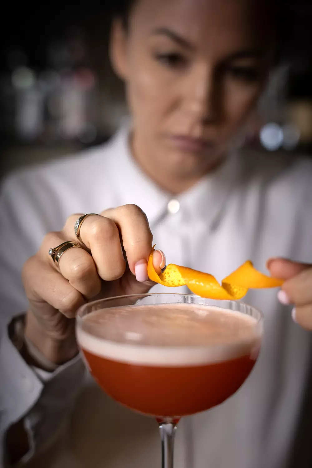 Barman na wesele prowadzący pokaz barmański, zachwycający gości.