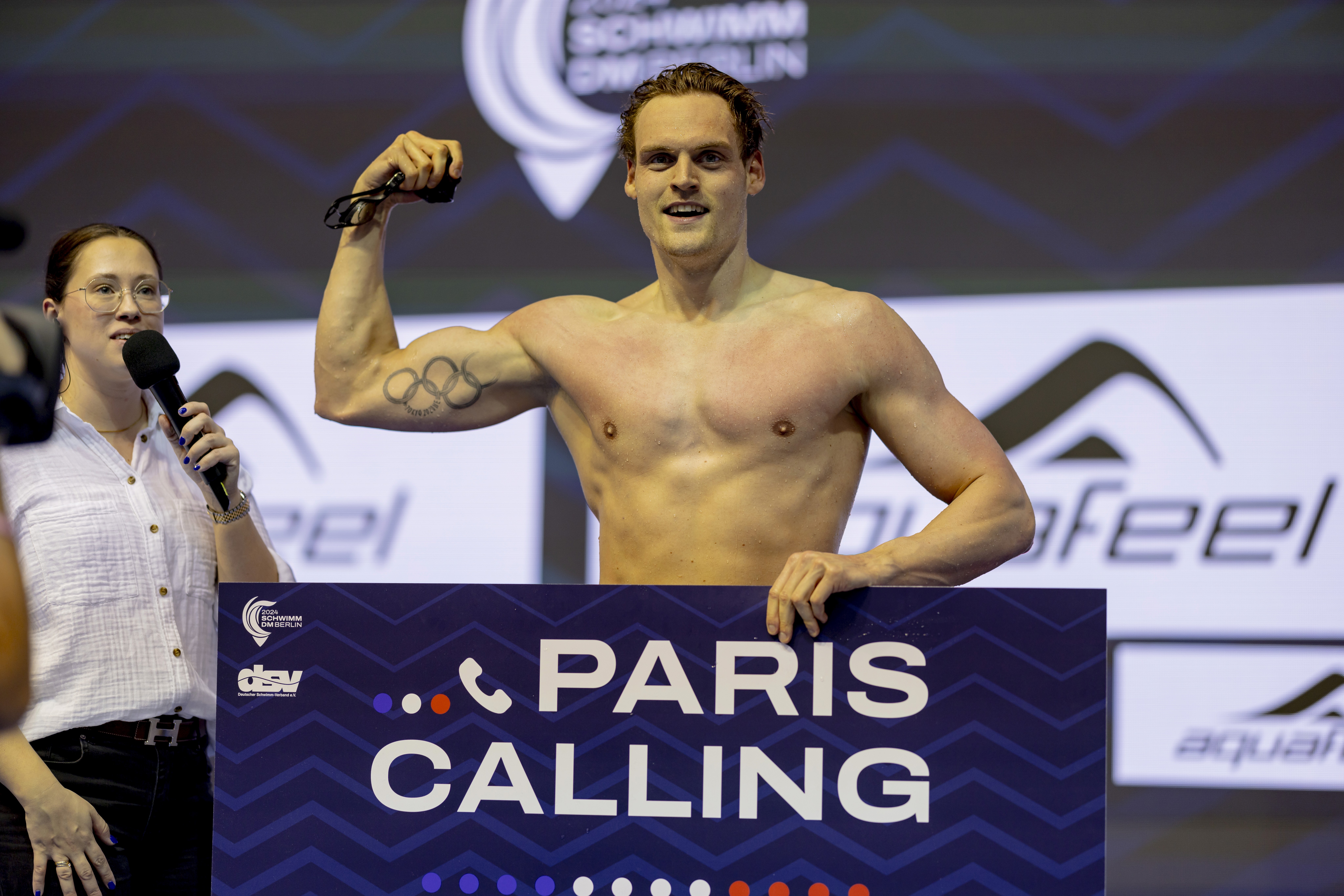 Jubelnder Schwimmer
