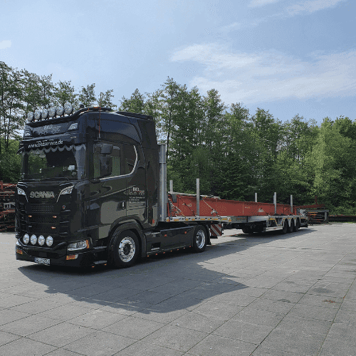 Schwarzer BKD Service GmbH LKW an der Laderampe eines Gebäudes für Eventlogistik-Umschlag und Messehandling