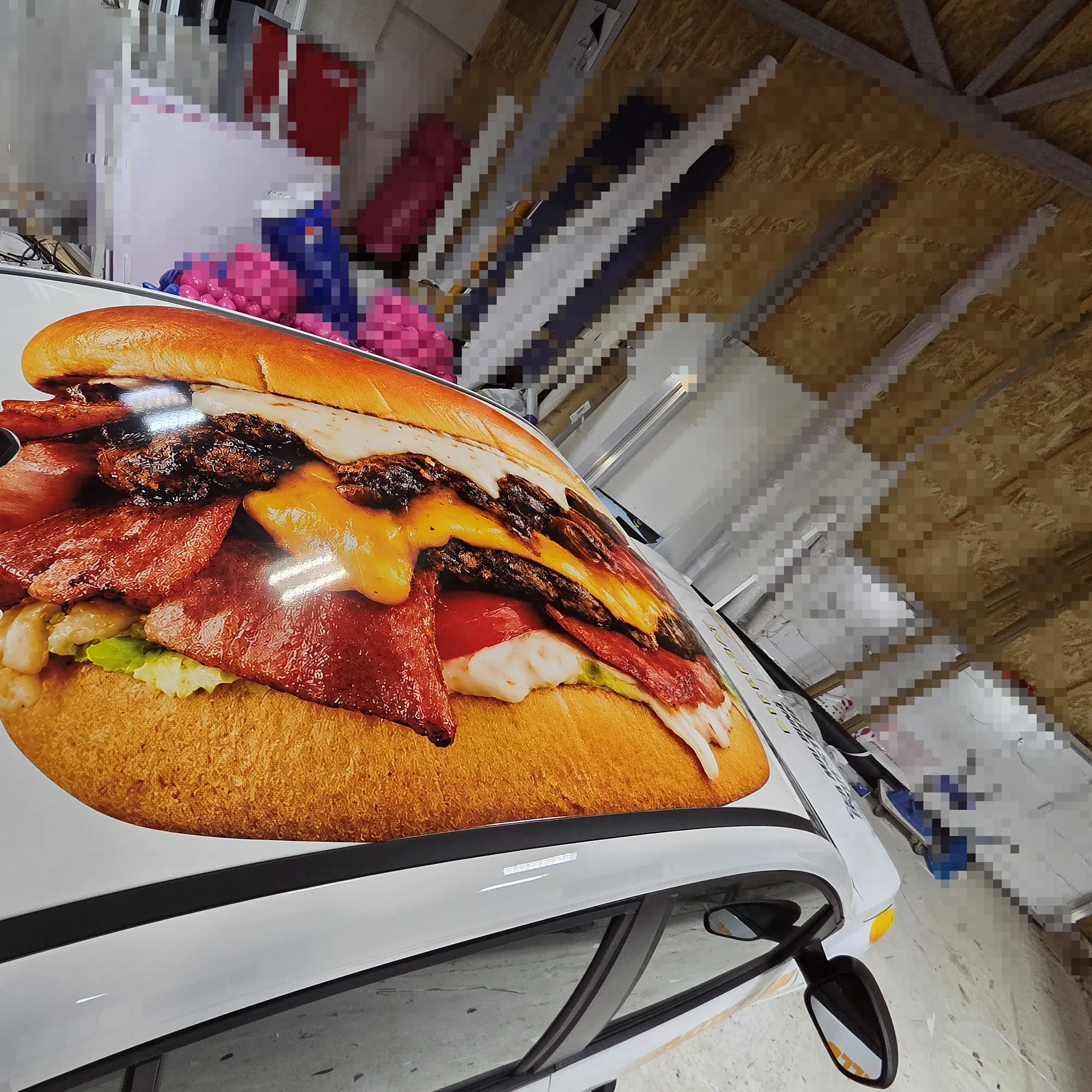 Detaliu burger printat pe aripa mașinii Difereat Burgers