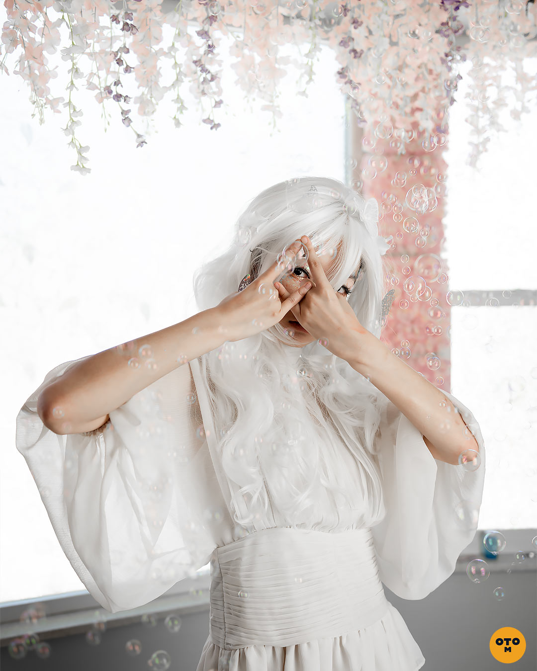 Creative fashion shoot, with flowers and bubbles. Prismo Photo Series, @otrominuto