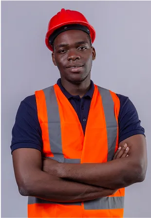 Apprenant en gilet haute visibilité, bras croisés, prêt pour la formation.