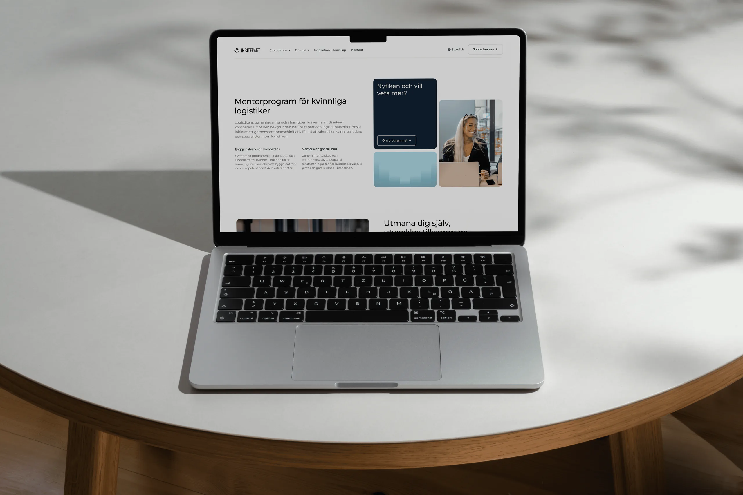 En laptop på ett bord visar Insiteparts sida Mentorprogram för kvinnliga logistiker