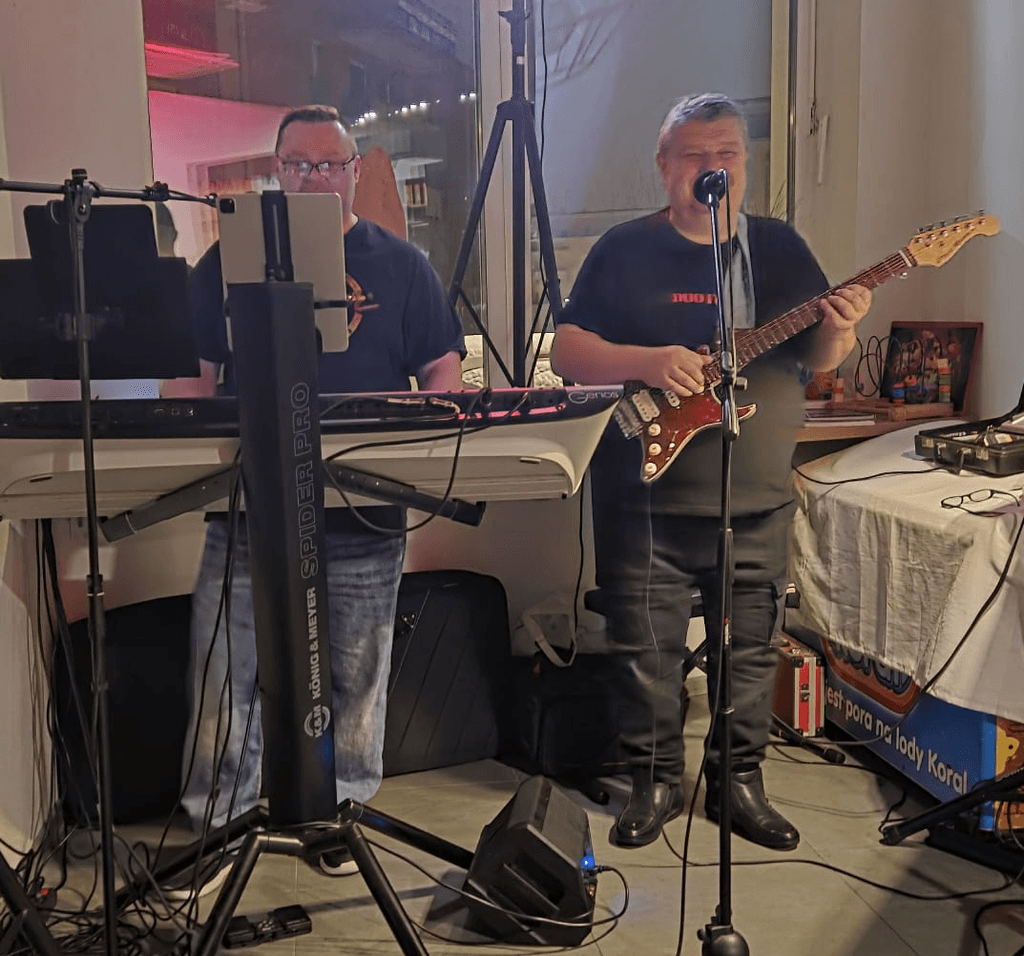Duo Forte na pódiu gitara a klávesy na súkromnej oslave