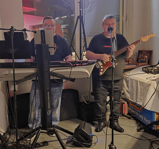 Duo Forte na pódiu gitara a klávesy na súkromnej oslave