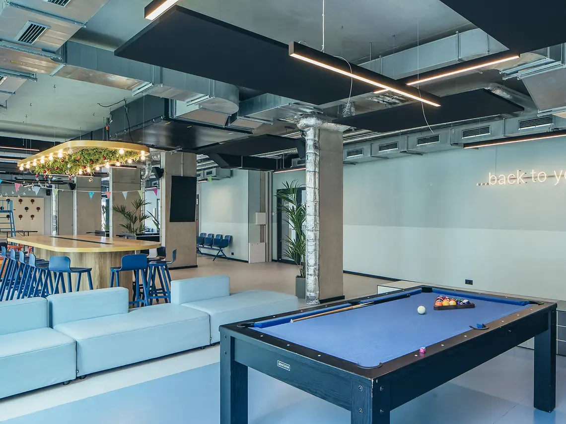 Billiards lounge in student accommodation in Göttingen with pool table, sofas and communal seating