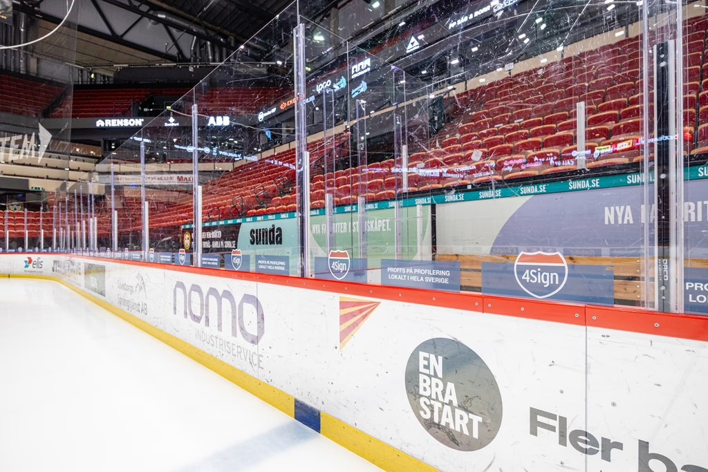 Reklamdekor och sponsorbanners på sargen i en ishockeyrink, sportevenemang.