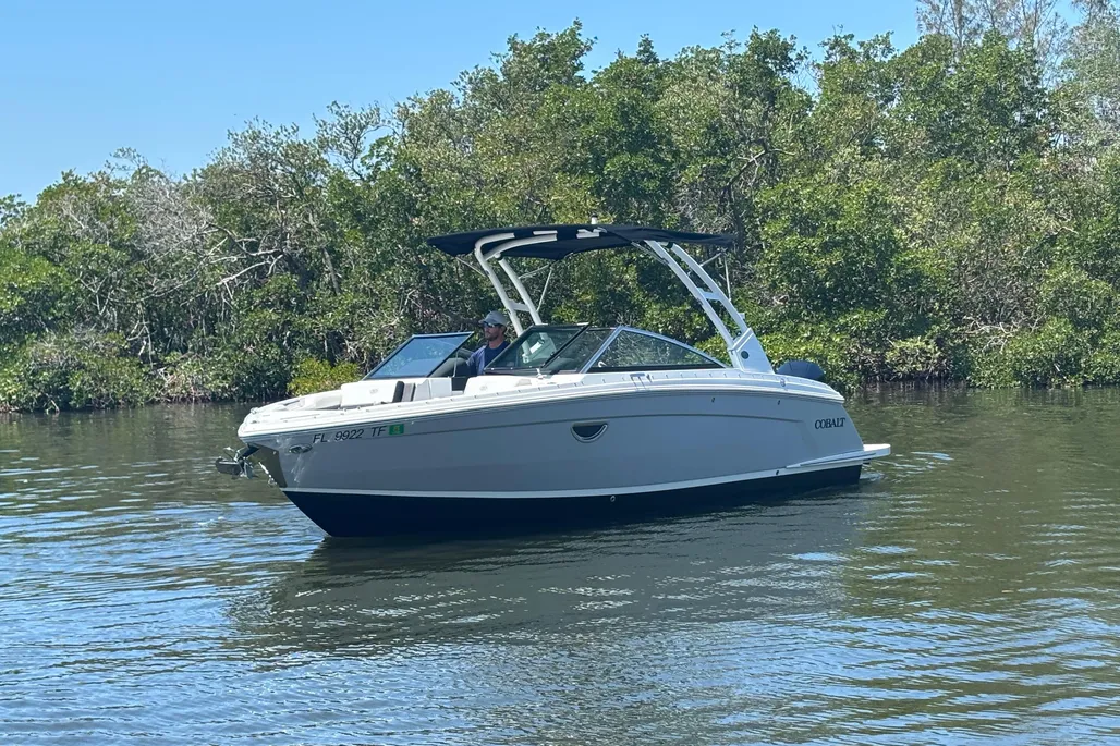 2022 Cobalt R6 Outboard exterior