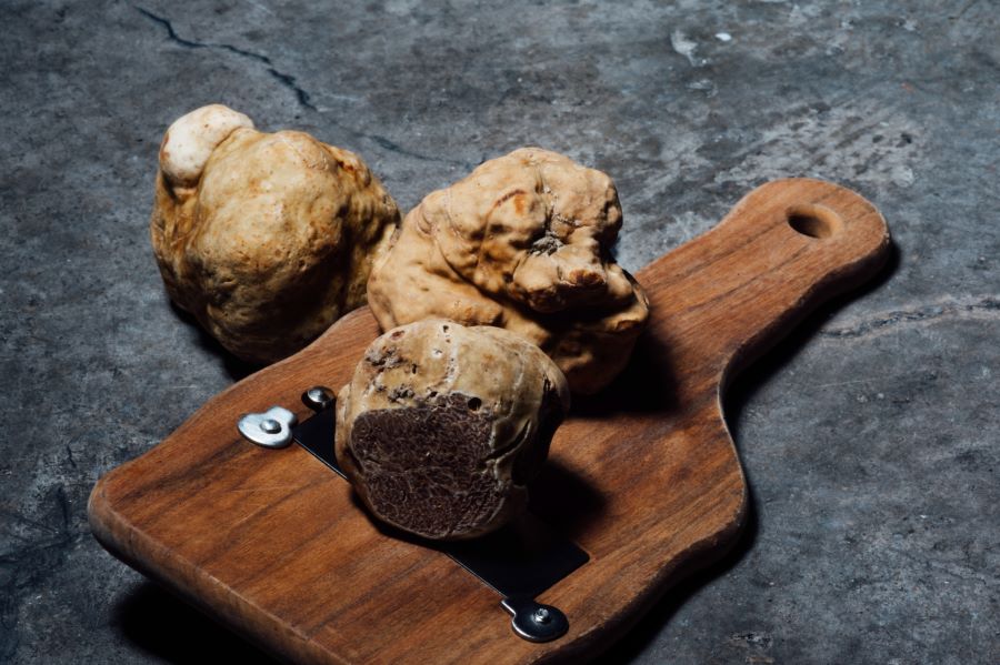 Tartufo bianco su un tagliere