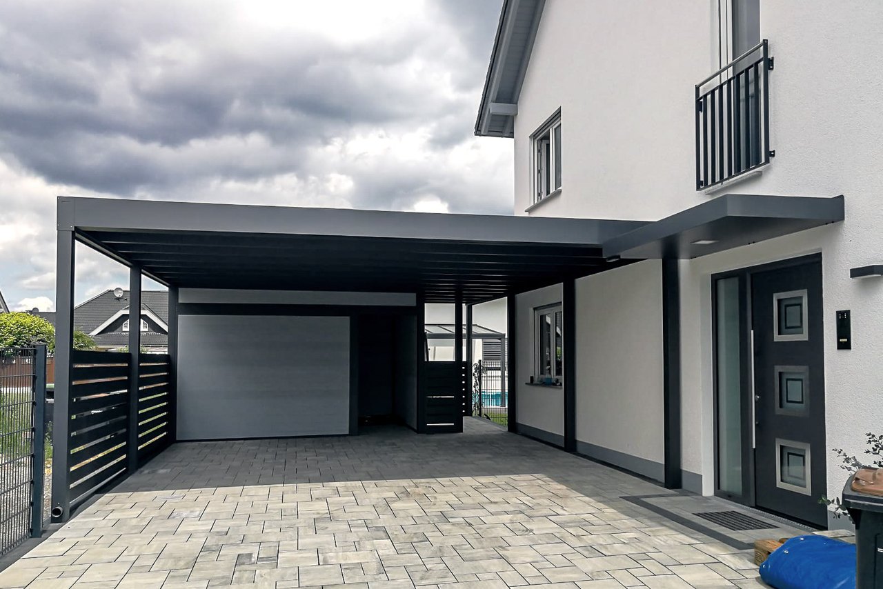 Anthrazit Alu-Carport mit Abstellraum neben einem Einfamilienhaus