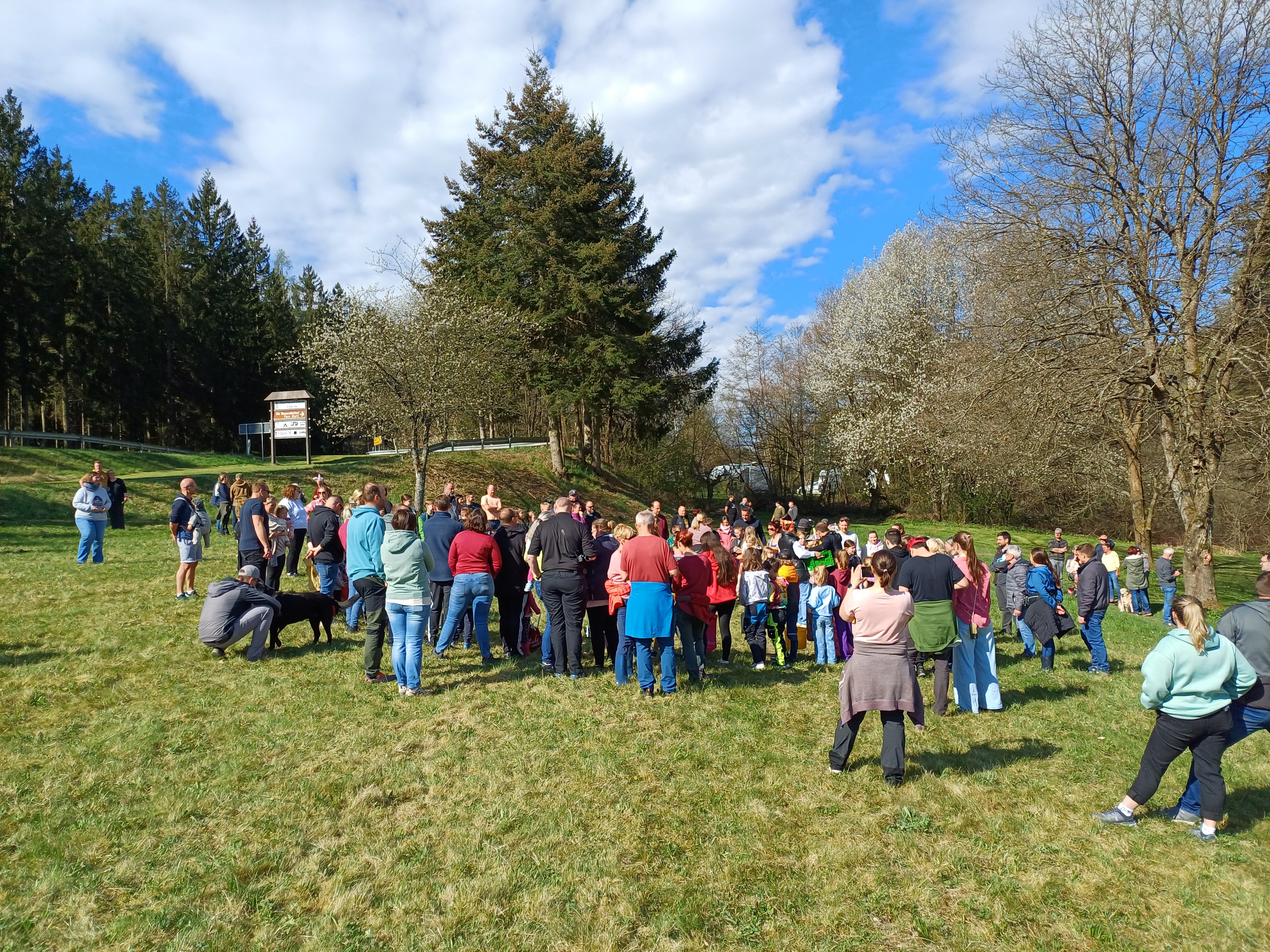 Alle stehen zusammen und warten auf die Schokolade