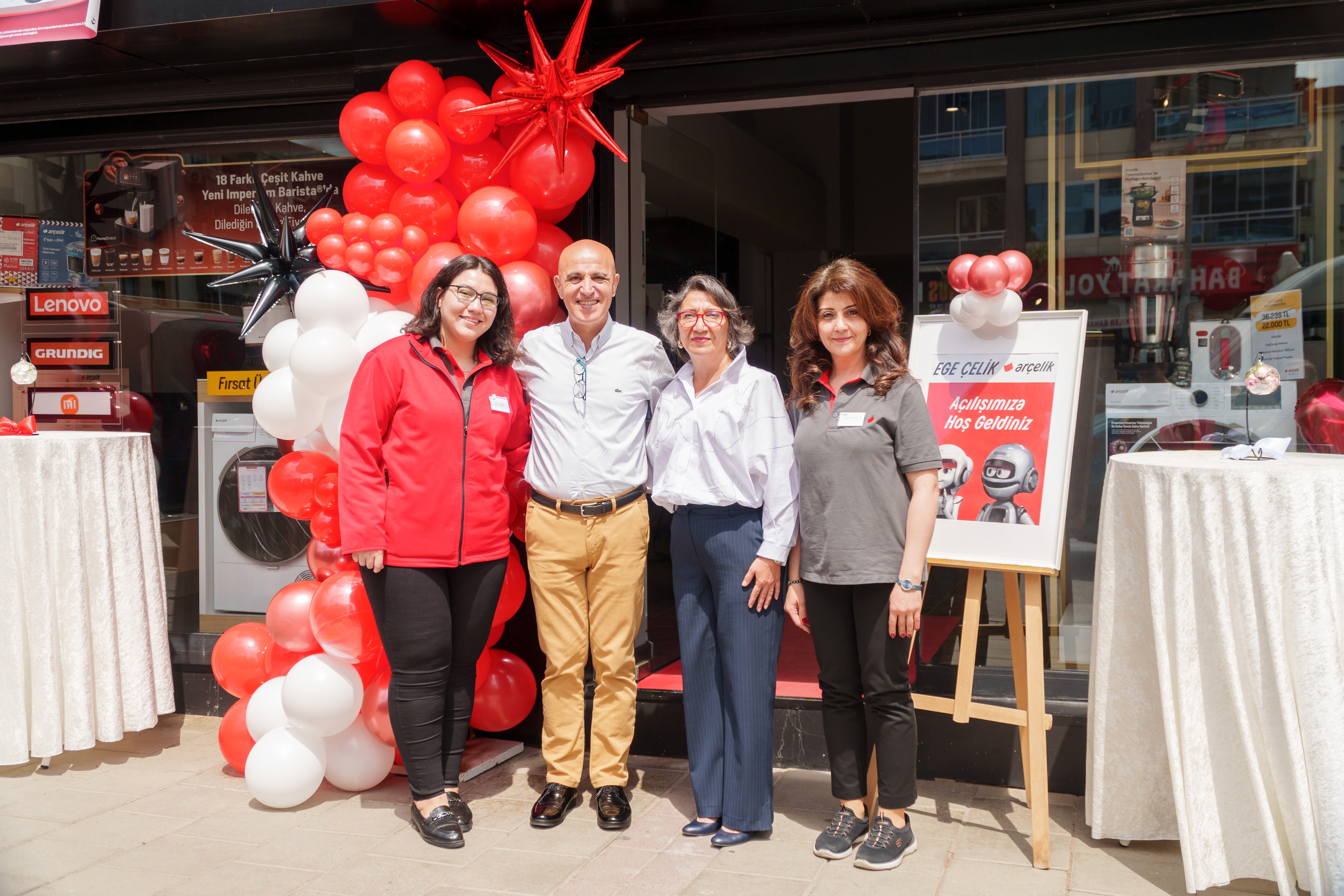 Gülhan Altugan ve Selçuk Altugan Ege Çelik mağazasında müşterileri karşılıyor