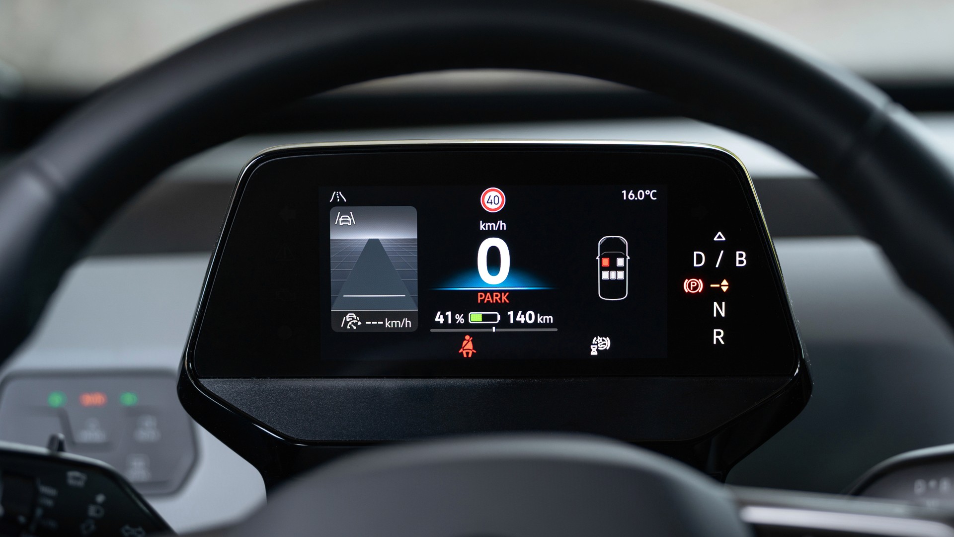Fahrersicht im VW ID.3 Fahrschulfahrzeug – übersichtliches Display und ergonomischer Arbeitsplatz für Fahrschüler.