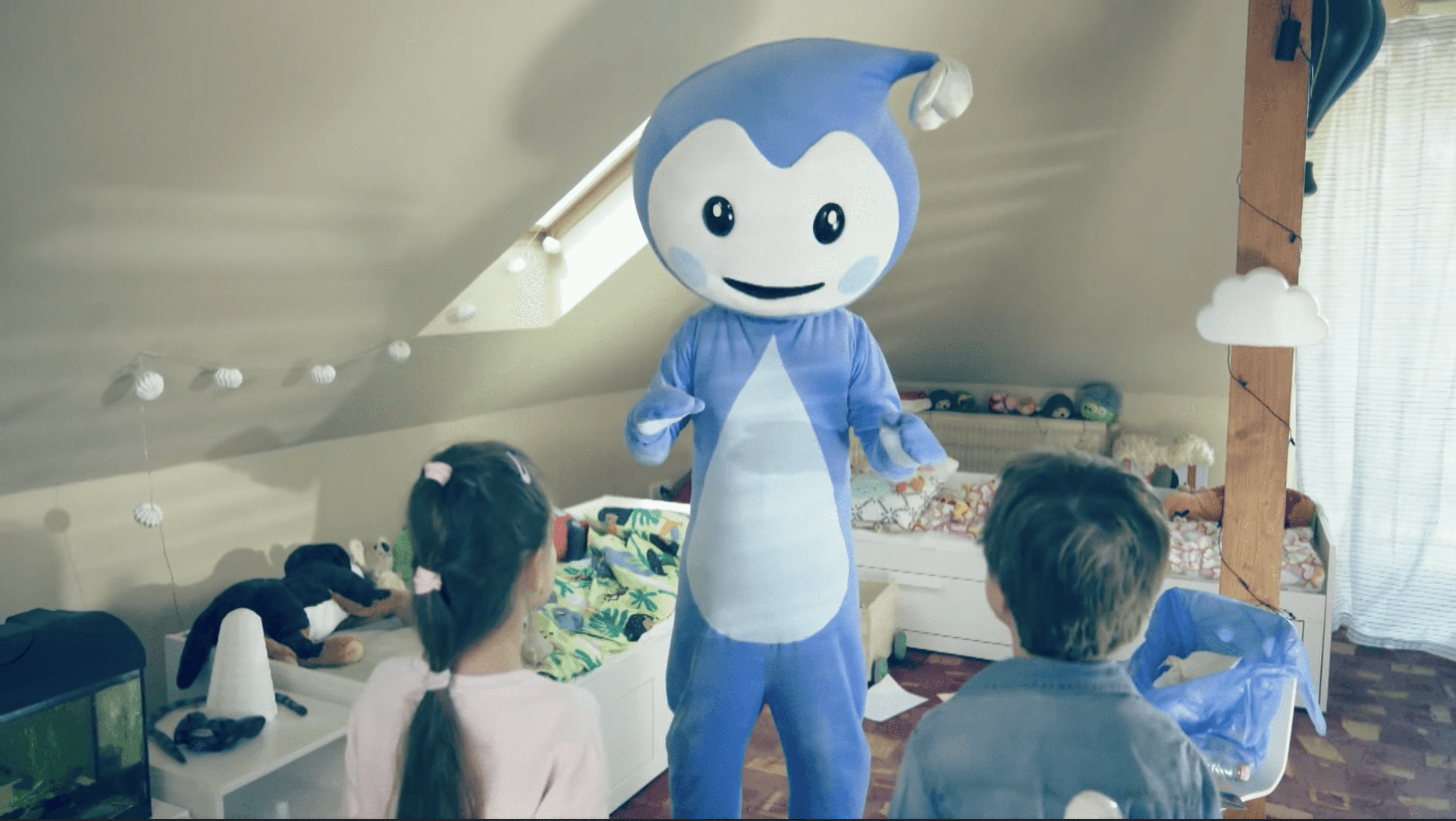 Cseppbarát kékl kabalafigurája mondókát tanít a gyerekeknek.