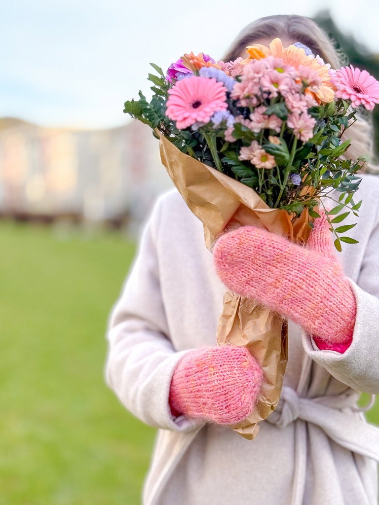 Velvet Vibes Mittens knitting pattern by Based Design