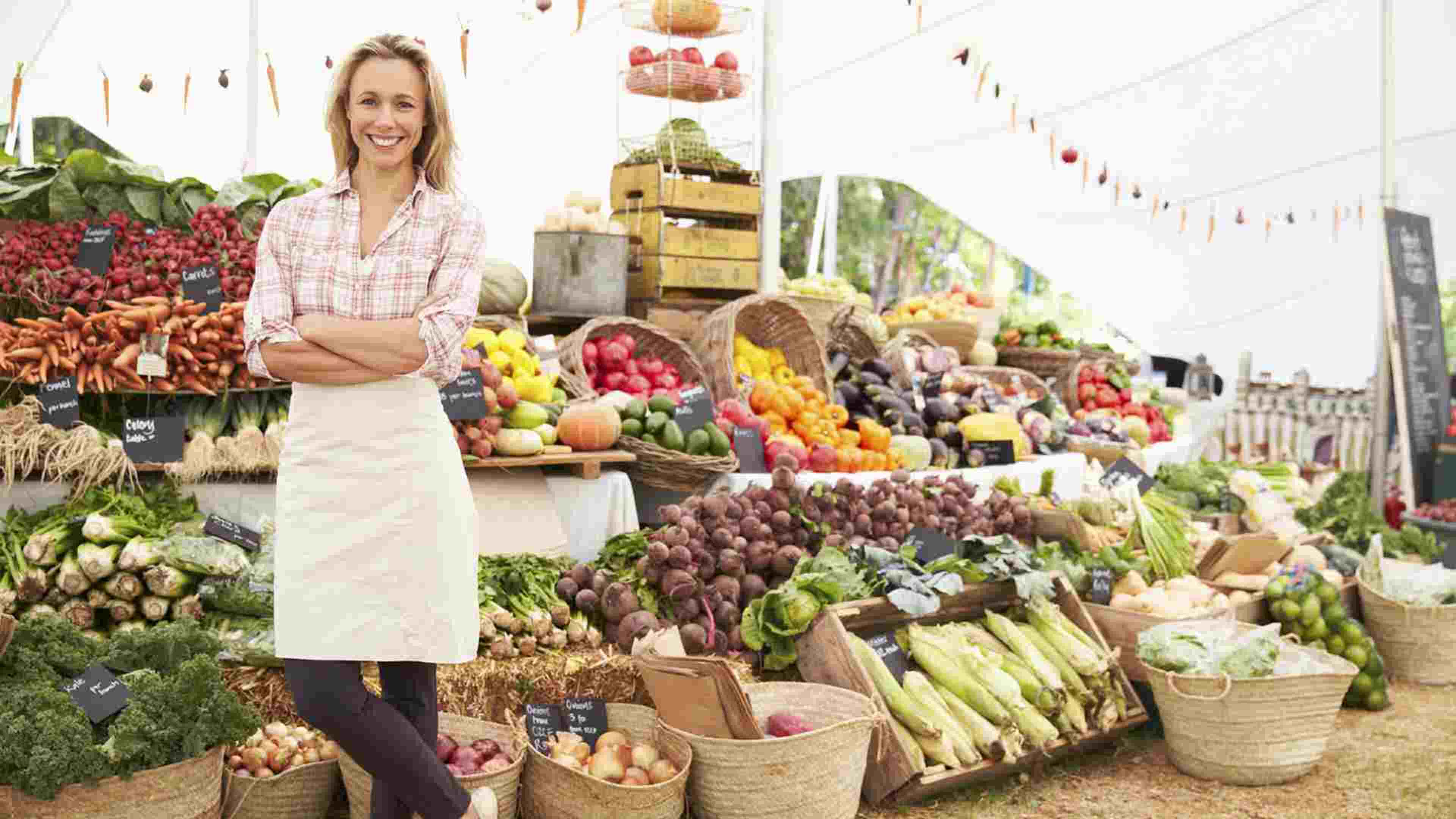 woman in her fruit and vegetable market