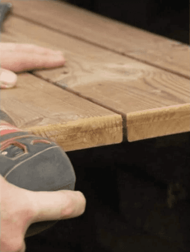 Tømrer sliber træterrasse