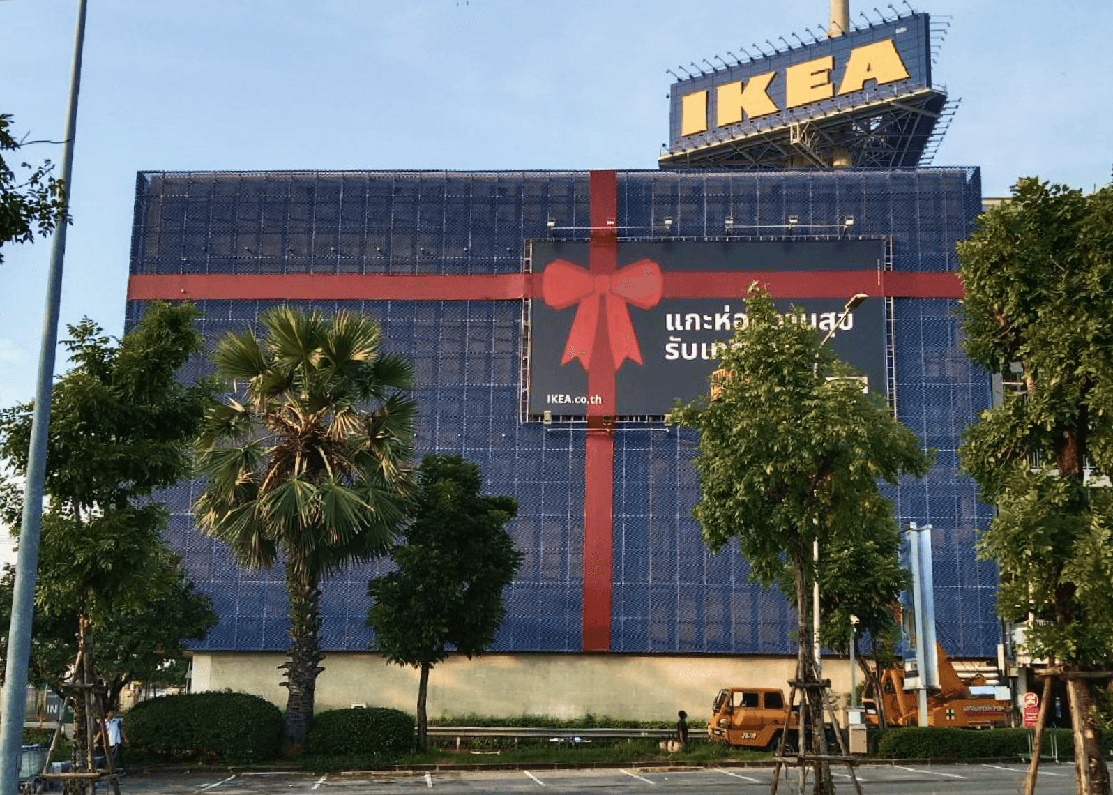 พิมพ์สติกเกอร์โฆษณาบนตึก ikea