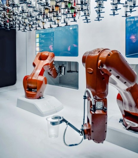 다양한 역할을 수행하고 있는 산업용 로봇 예: 음료 서비스, 제품 포장