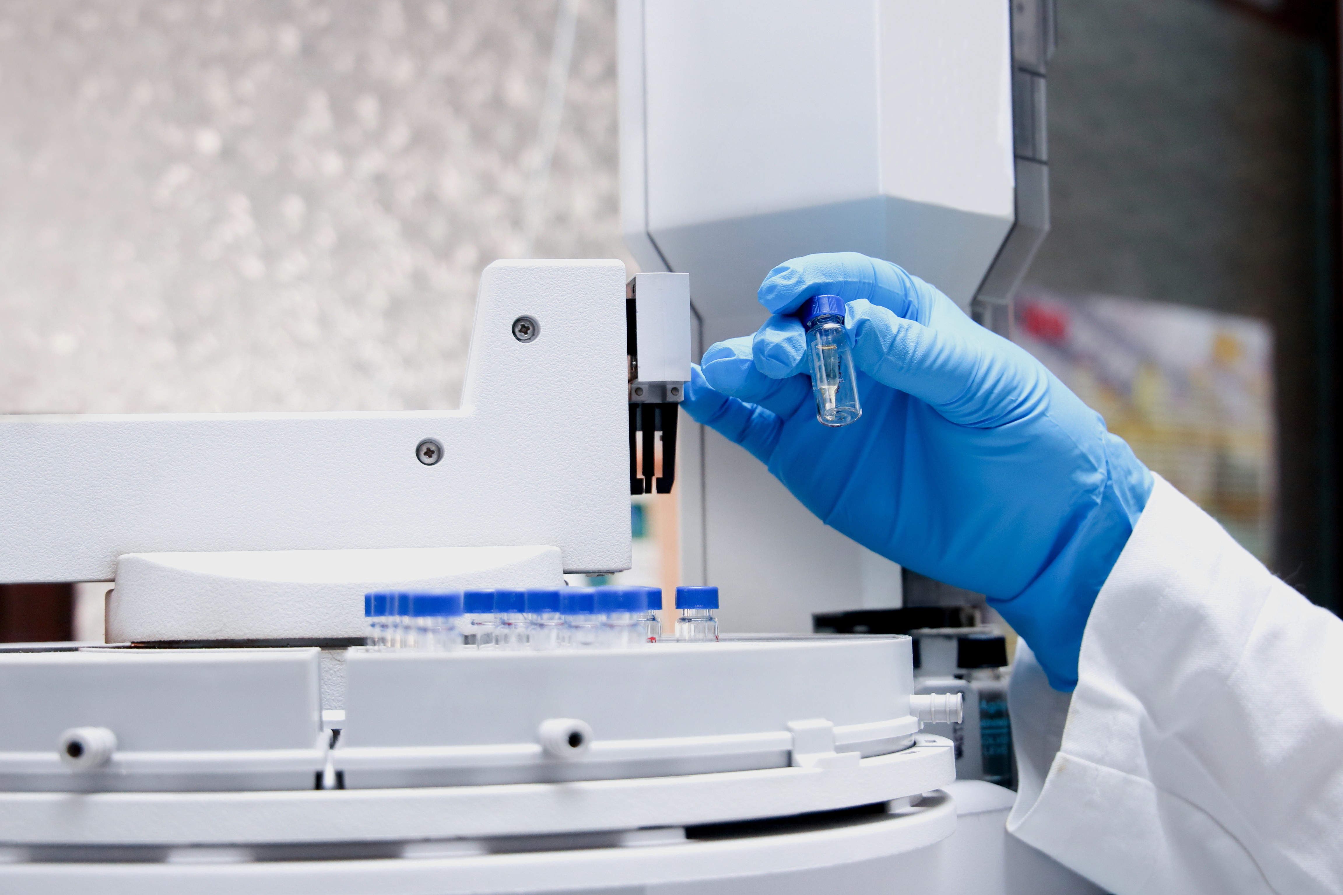 Profissional em laboratório veterinário realizando exame PCR combinado para diagnóstico de Erliquiose
