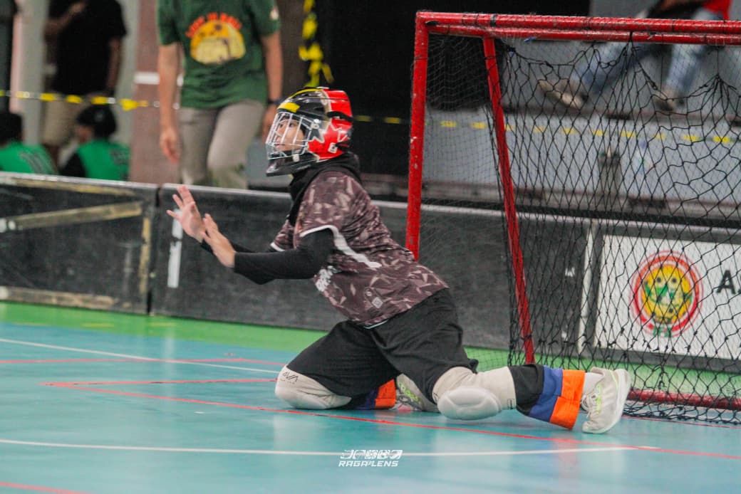 Yasmien tampil memukau di lapangan dalam Kejuaraan Floor Football “Surabaya Rising Champion 2026”.